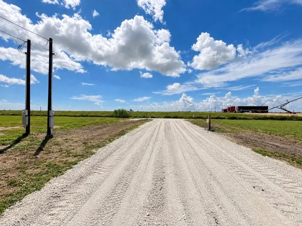 63 Coral Ln, Palacios, TX 77465