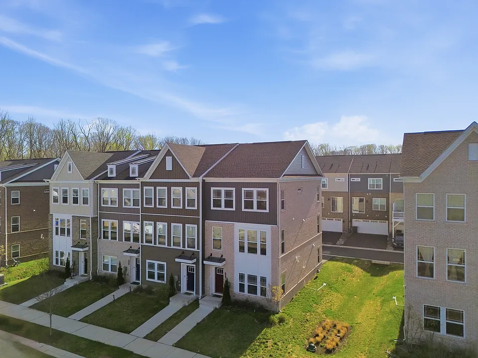 6894 Barrowfield Pl