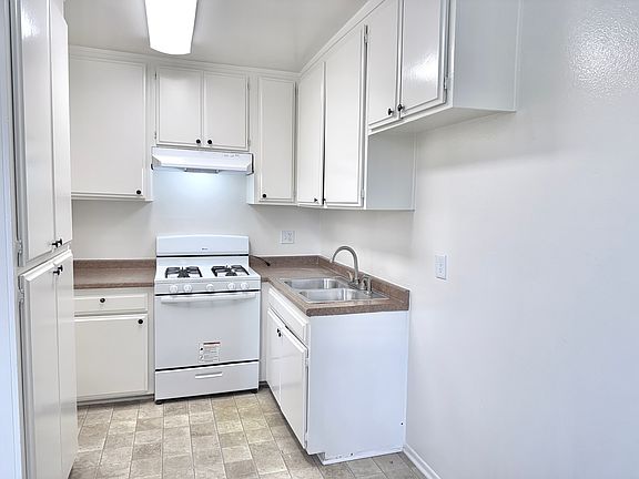 4th image of 12040 Strathern St #28