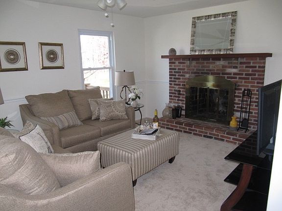 3rd image of 1414 Henry Dr