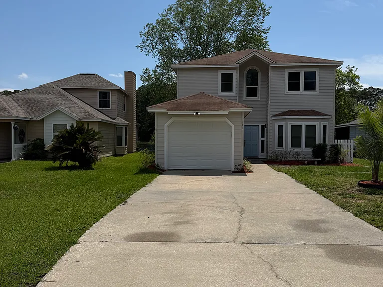 142 Hamilton Dr — Photo 1