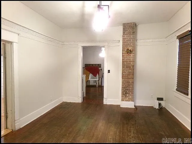 303 E Nichols St — Photo 4