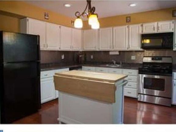 3rd image of 61 Greensward Ln