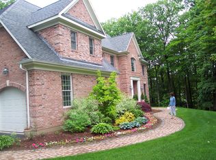 16 Williamsburg Ln, Avon, CT 06001