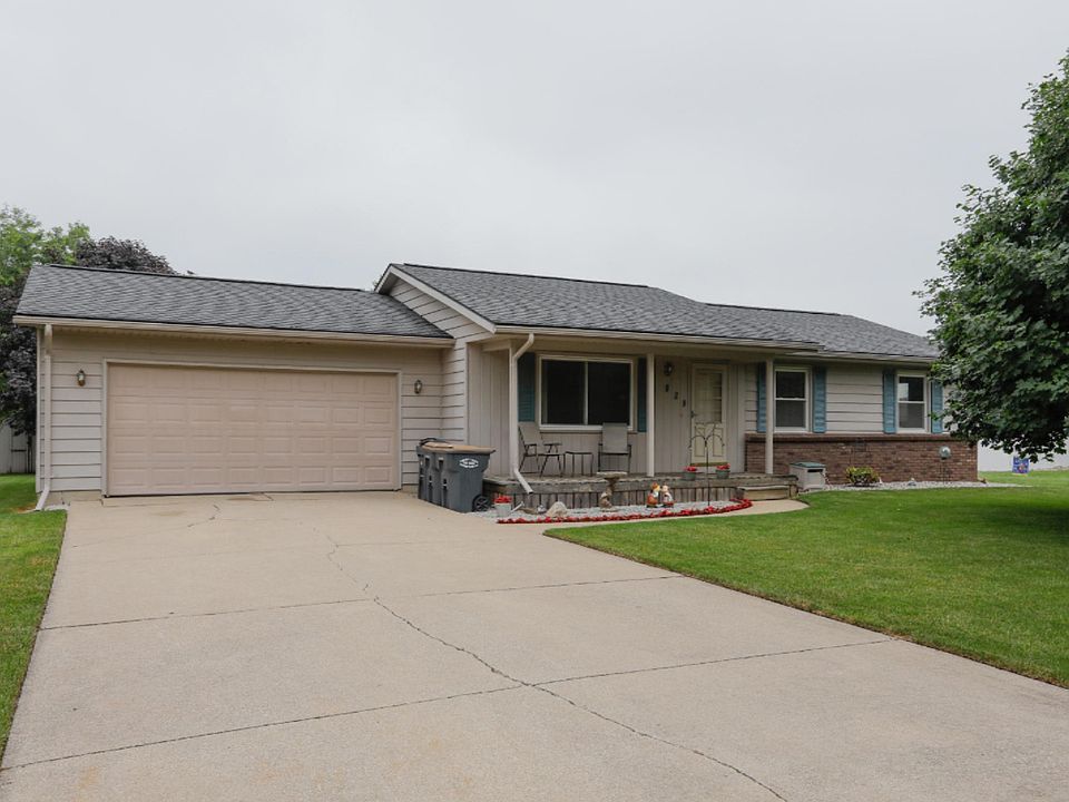 1st image of 829 Poplar Ln