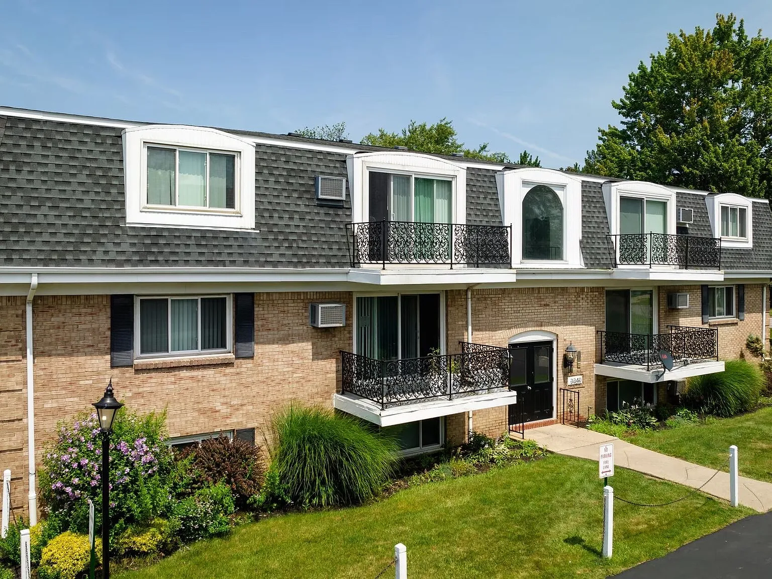 Camelot Village Apartments — Photo 3