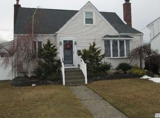 21 Deauville Pkwy, Lindenhurst, NY 11757