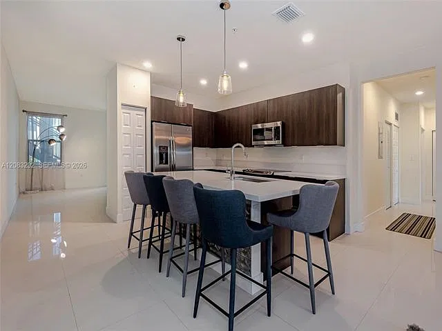 3 bed, 2.0 bath, 1410 sqft, $3,600 — Photo 3