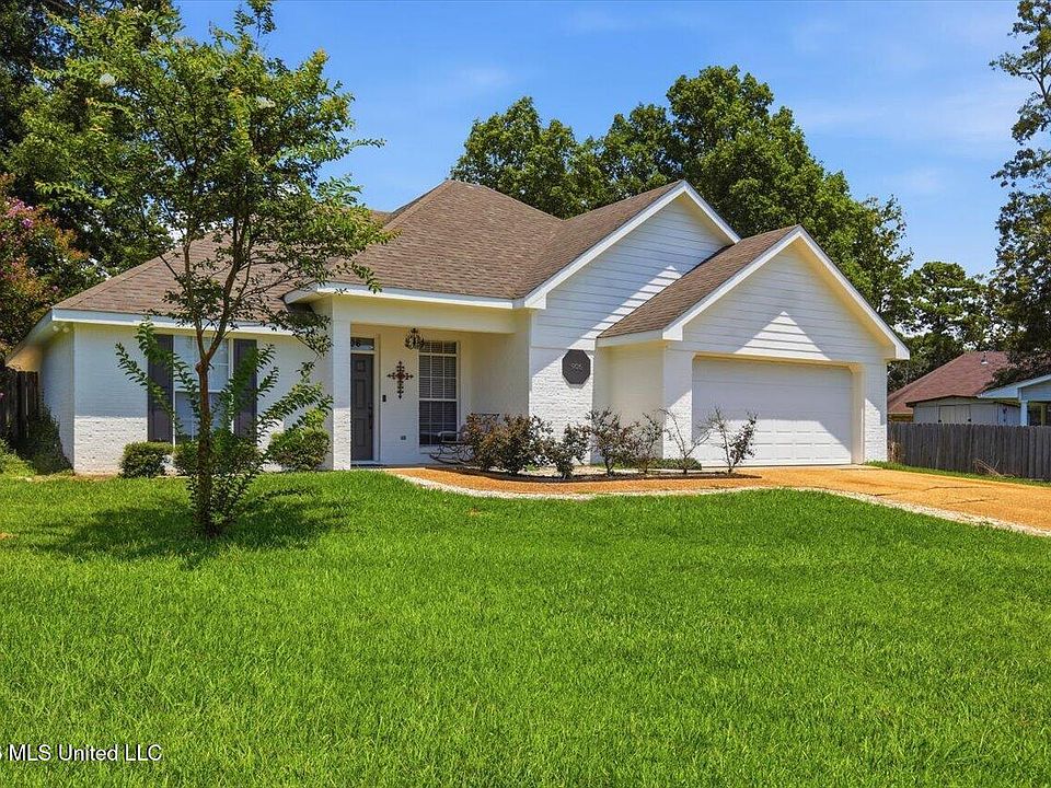 1st image of 906 Oakwood Cv