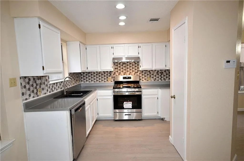 4 bed, 2.5 bath, 1871 sqft, $1,950 — Photo 1