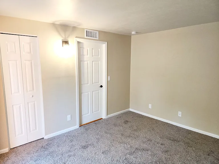 Broadway Proper Apartment ** One Month Free**W/D Included — Photo 28