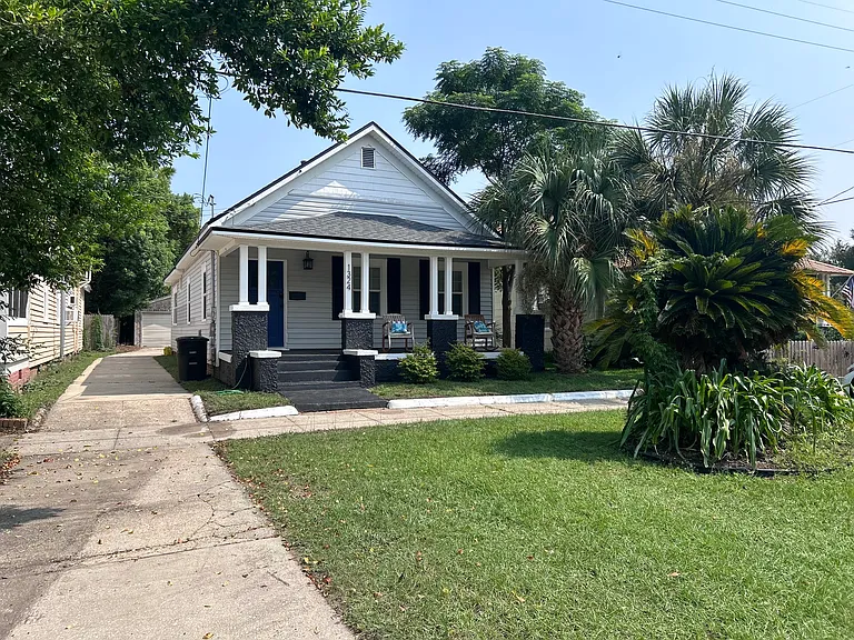 1 car garage. Yard not gated.