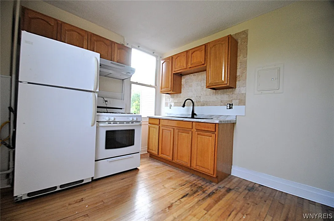2 bed, 1.0 bath, 5053 sqft, $1,595 — Photo 4