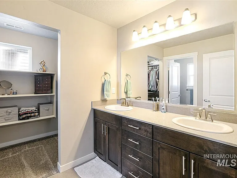 2087 S Hills Ave — Photo 5