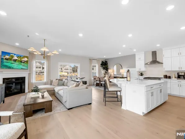 20 Arlington Way, Oakland, NJ 07436