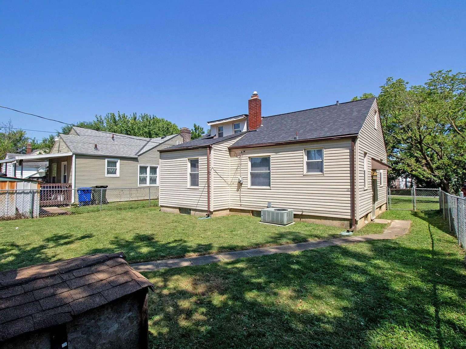 3 bed, 1027 sqft, $1,550 — Photo 3