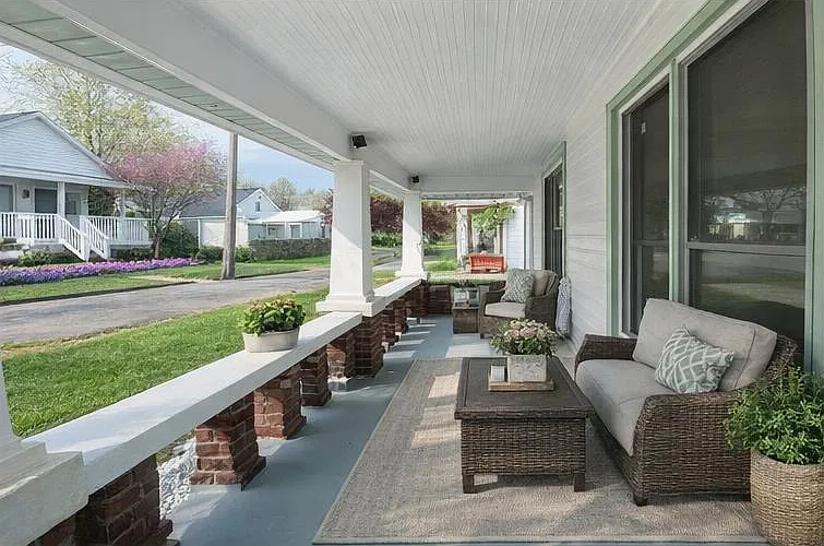 203 Linwood Dr — Photo 2