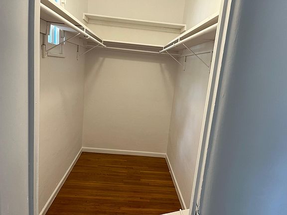 4th image of 984 N Mar Vista Ave
