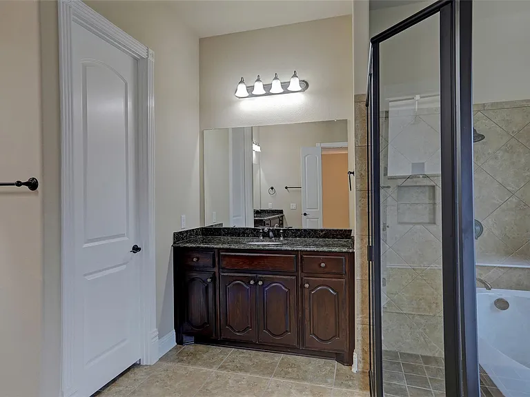 1043 Kenilworth St — Photo 13