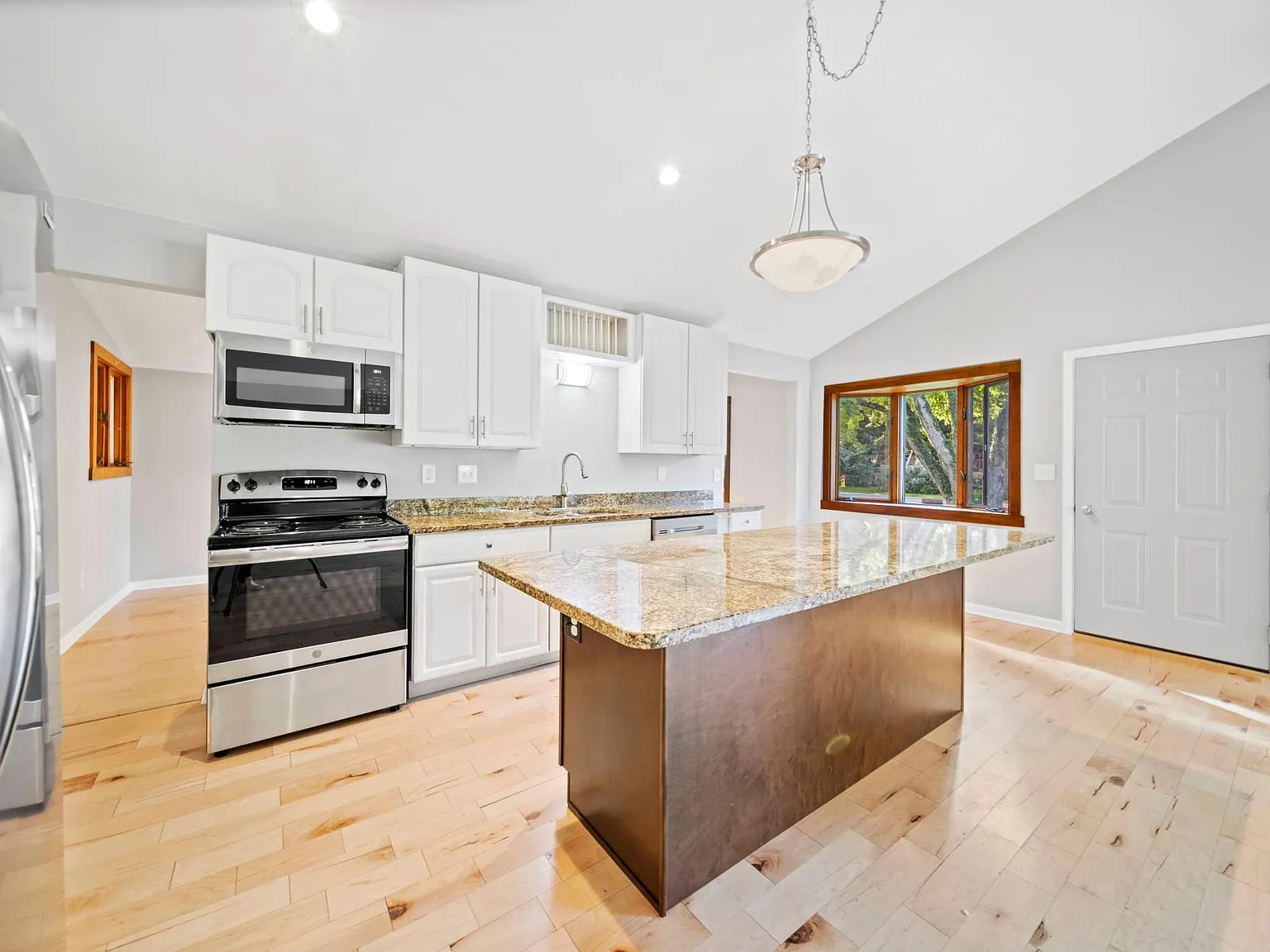Ivy Ct, Mentor — Photo 2