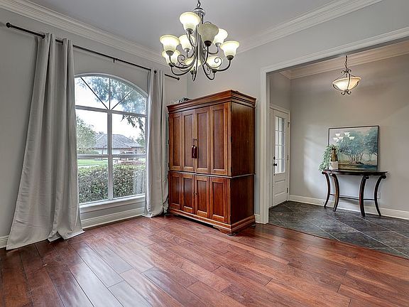 4th image of 300 Oakmont Cir