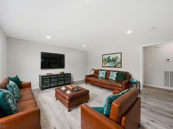 4th image of 551 Schuyler Ave