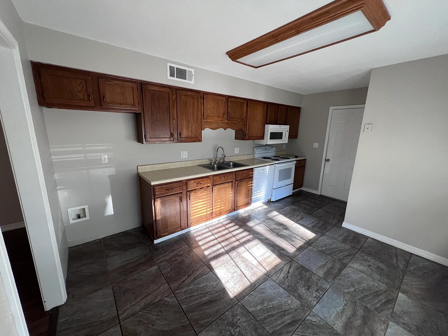 3 bed, 1099 sqft, $1,300 — Photo 3