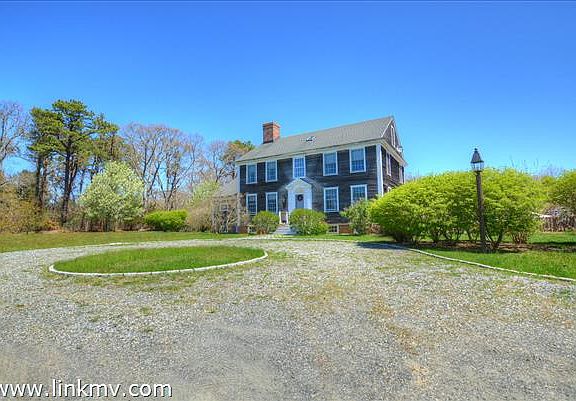 Circle driveway with period lamp-post