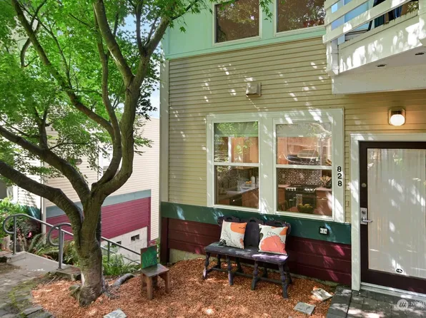 800 Hiawatha Place S #828, Seattle, WA 98144