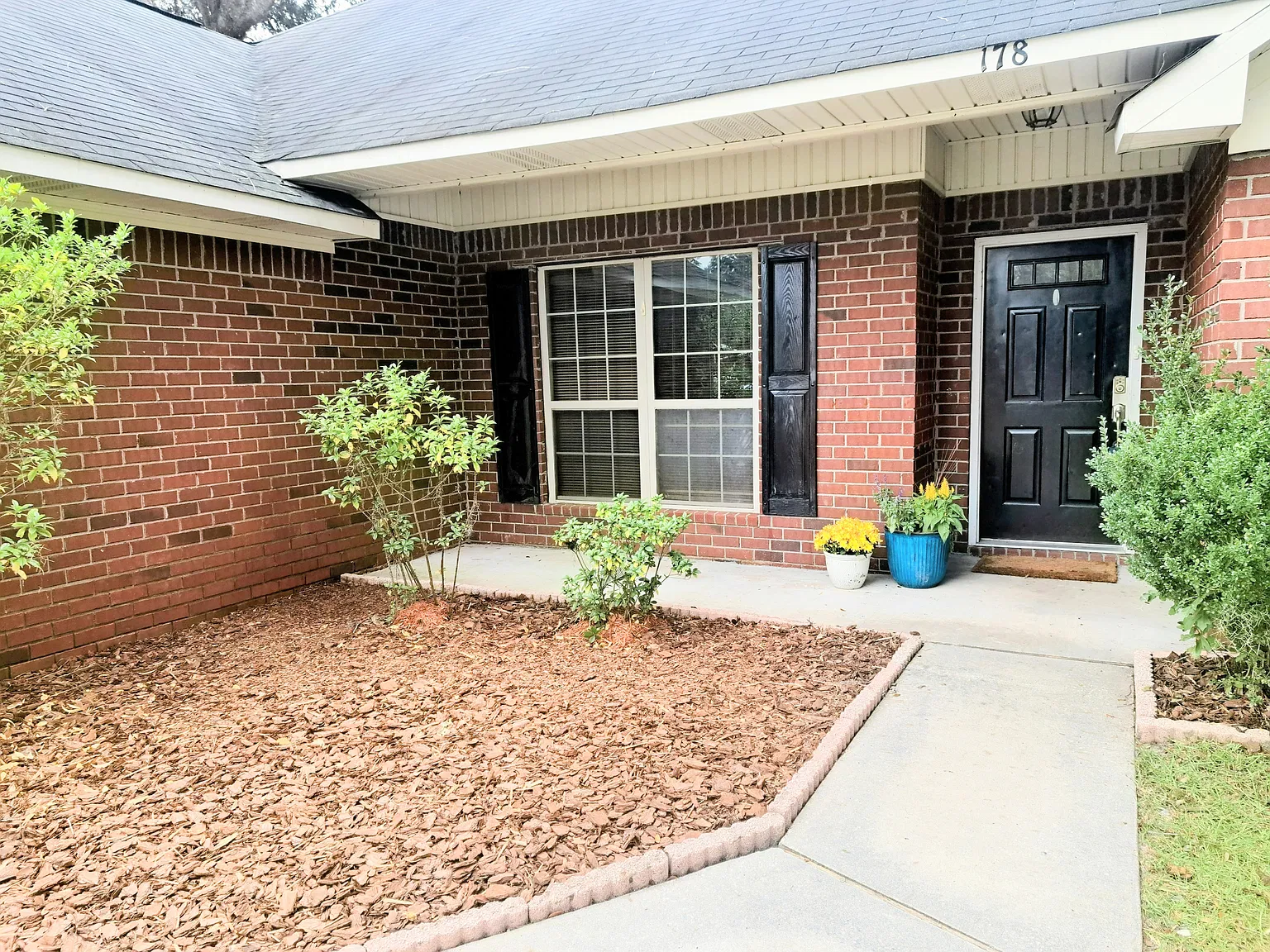 4 bed, 2367 sqft, $2,400 — Photo 2