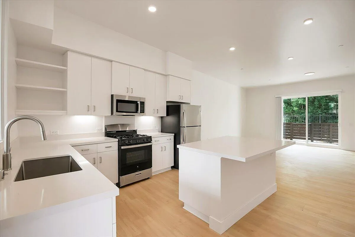 2 bed, 990 sqft, $4,600 — Photo 1