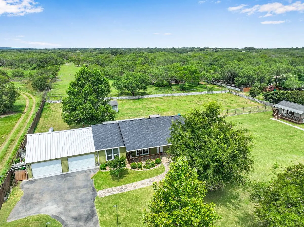 20051 Senior Rd in Von Ormy, TX 78073 — Photo 2