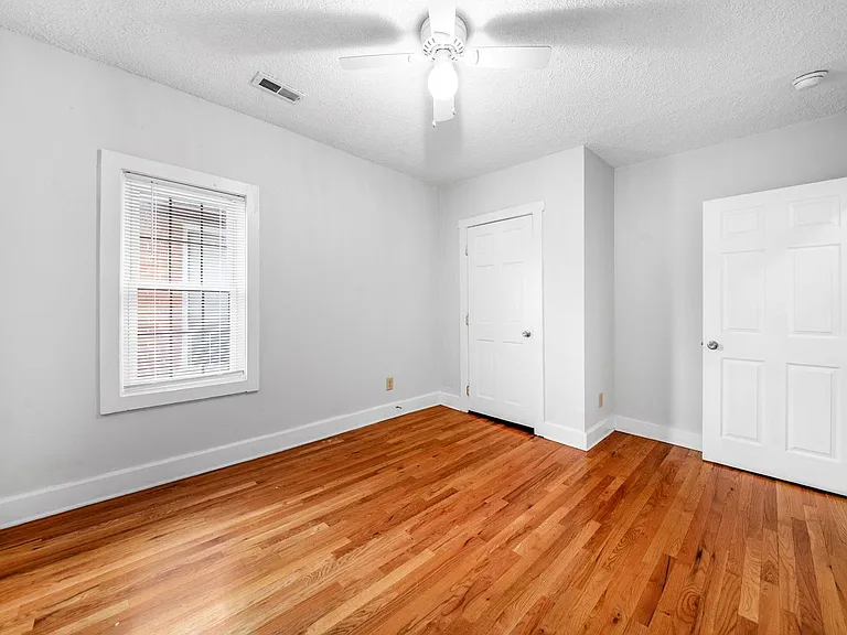 1378 1/2 Indianola Ave — Photo 16