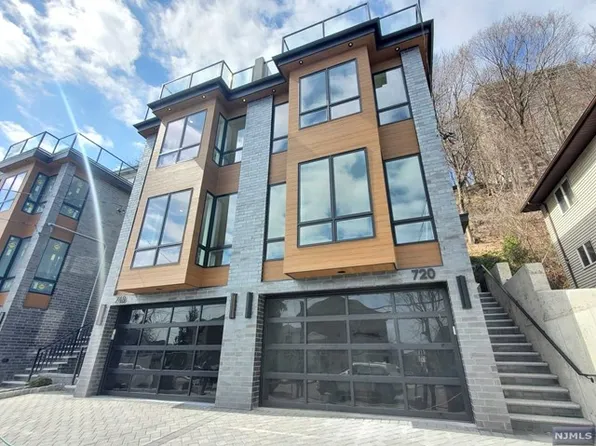 720 Undercliff Ave #720, Edgewater, NJ 07020