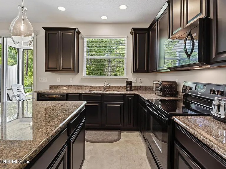 381 Richmond Dr — Photo 10