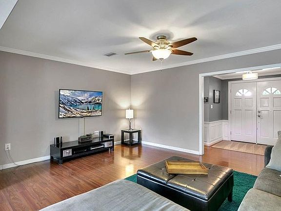 5th image of 305 Benton St