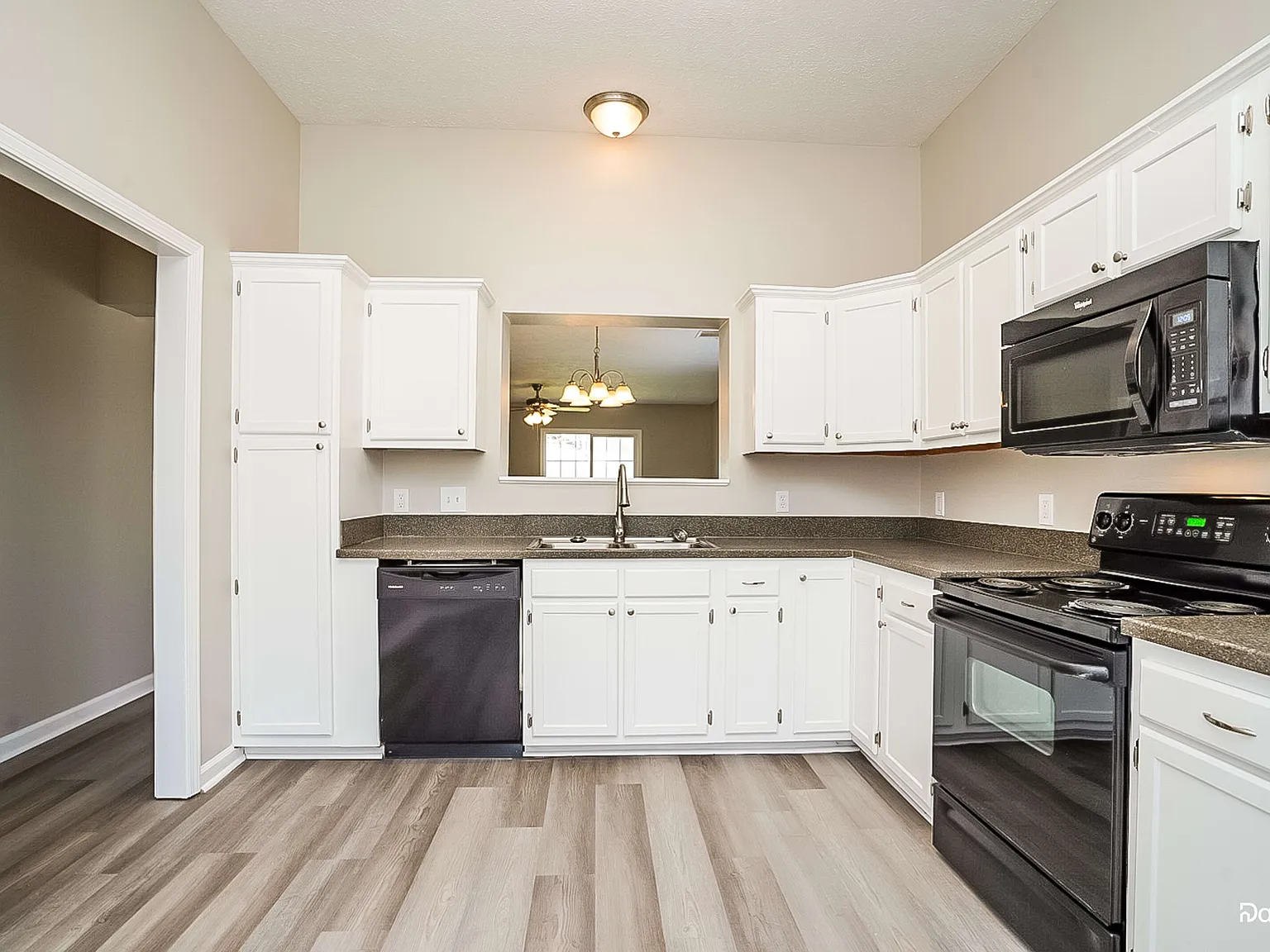 3 bed, 2.5 bath, 1400 sqft, $2,230 — Photo 2
