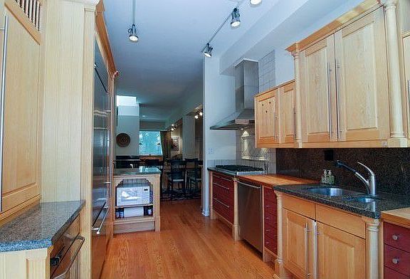 5th image of 3241 N Lakewood Ave