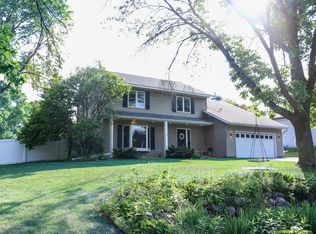 9461 Wentlock Rd, Woodbury, MN 55125