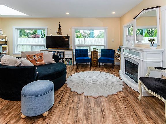 3rd image of 401 Raindance Cres