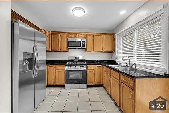 451 Yorkshire Sq — Photo 3