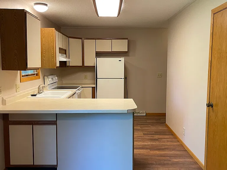Kitchen w/pantry