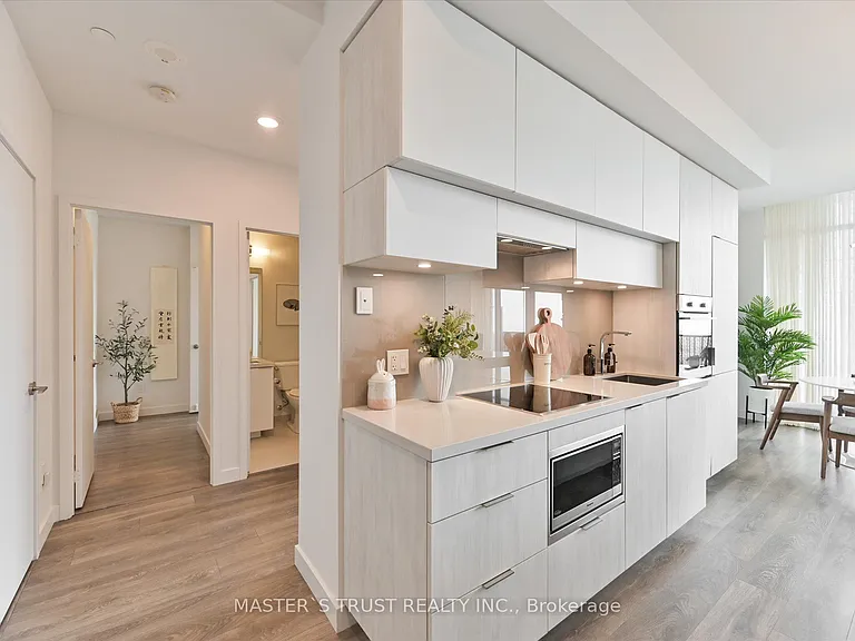 8 Eglinton Ave E #Penthouse 5801 — Photo 16