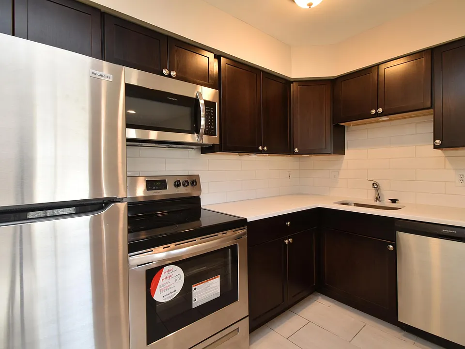 2241 Woodward Hts #206