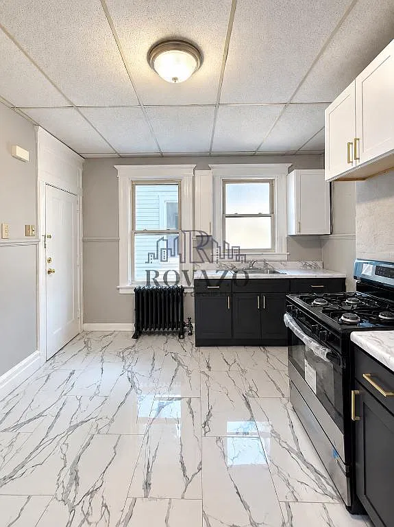 4 bed, 900 sqft, $2,300 — Photo 2