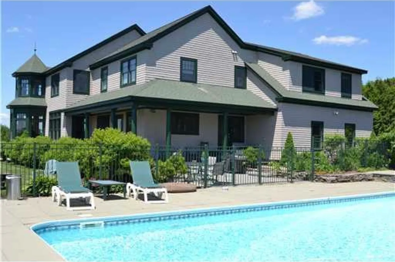 5 bed, 4.5 bath, 4653 sqft, $8,500 — Photo 2