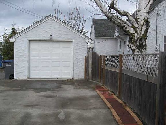4th image of 1538 E Isaacs Ave