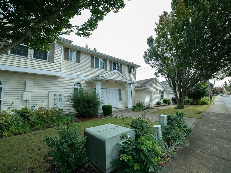 370 N Douglas St — Photo 3
