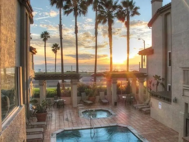 Enjoy the sunsets and relax in this sparkling jacuzzi open year-round after a dip in the swimming pool