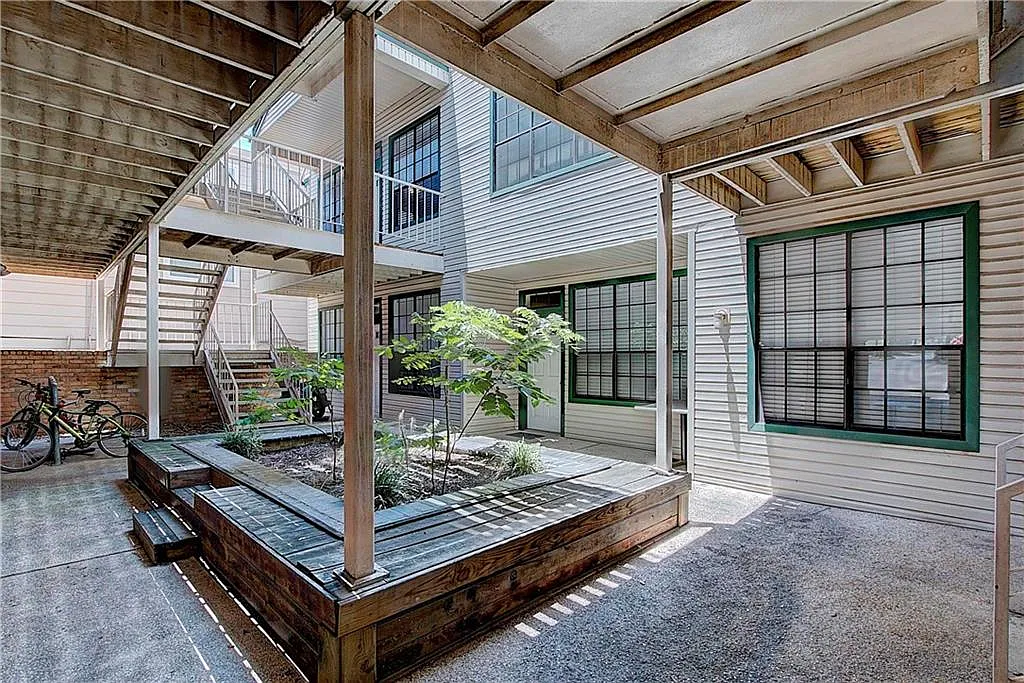 2300 Leon St Apt 204 — Photo 3
